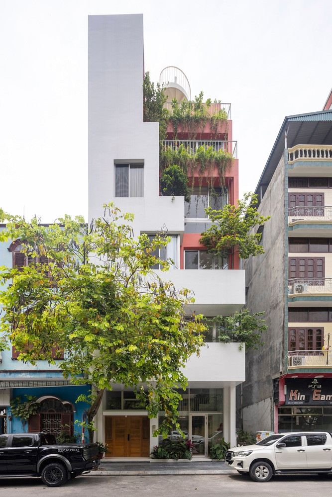Căn nhà nằm trên khu đất 7,5x9m, có vị trí đắc địa hướng chính Nam, hướng ra con đường rộng, không có tòa nhà cao tầng nào cản trở tầm nhìn.