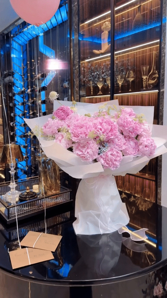 Dù chỉ lướt qua video nhưng hệ tủ rượu kịch sàn của Shark Bình cũng kịp khiến dân tình trầm trồ ngưỡng mộ. Ảnh chụp màn hình FBNV