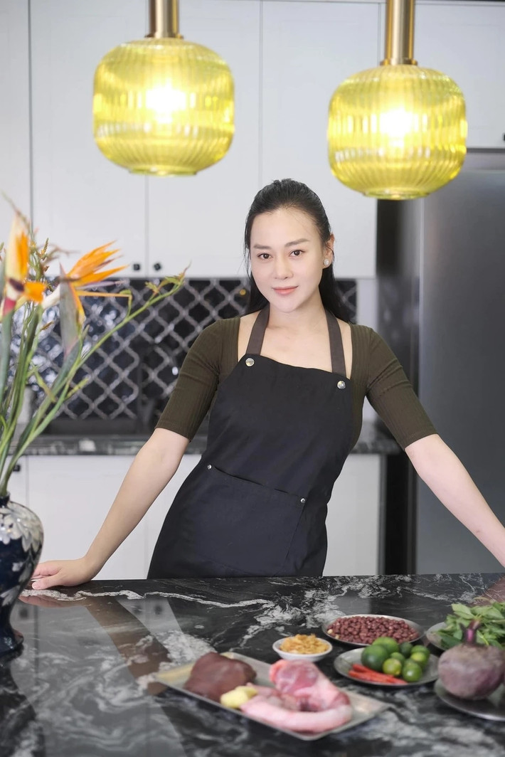 Trong khi đó, Phương Oanh đã quay lại với việc nấu nướng ngoài thời gian dành cho các con. Ảnh: Znews