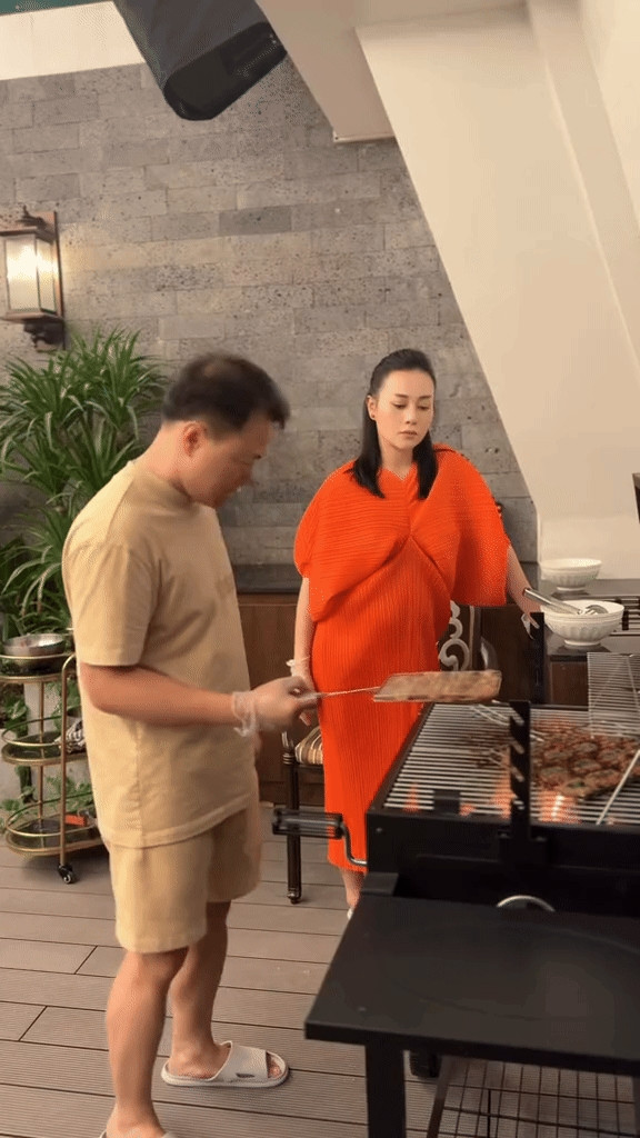 Ngoài ra, biệt thự của Phương Oanh - Shark Bình còn có một khoảng sân thượng rộng để dành riêng cho những buổi tiệc BBQ và tụ tập bạn bè. Ảnh: FB Phuong Oanh