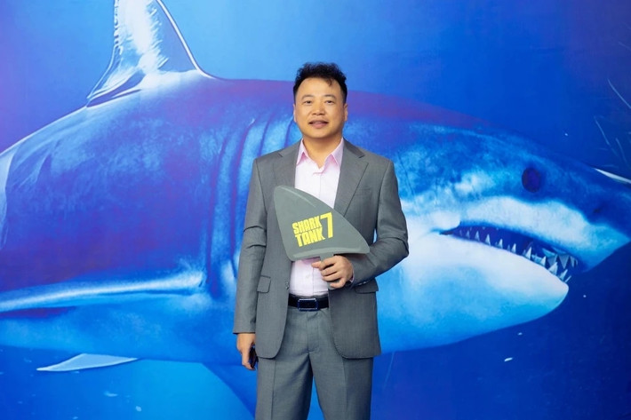 Thời gian gần đây, Shark Bình bận rộn với lịch ghi hình cho chương trình Thương vụ bạc tỷ. Tuy nhiên, "Shark phải gọi cho vợ, báo cáo tình hình. Một ngày làm việc 16 tiếng, phải ăn cơm đoàn". Ảnh: Znews