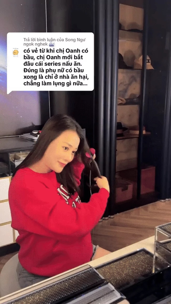 Trong phòng ngủ, Phương Oanh có góc riêng với hệ tủ đựng phụ kiện và túi xách hoành tráng. Ảnh chụp màn hình FBNV