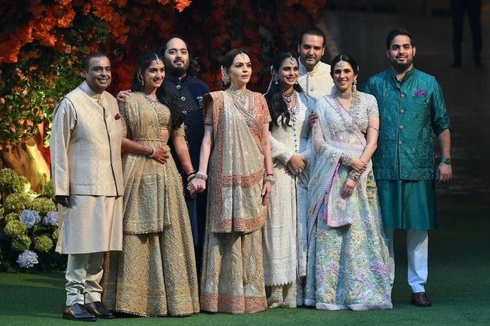 Ambani cũng là gia đình giàu nhất châu Á trong nhiều năm. 3 thế hệ của gia đình này điều hành Reliance Industries, tập đoàn chi phối nhiều ngành từ năng lượng, bán lẻ cho tới viễn thông của Ấn Độ. Ảnh: IndianToday