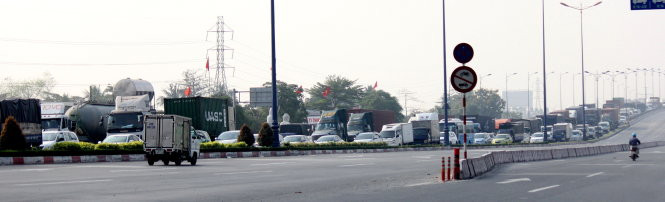 Xe ô tô xếp hàng trên xa lộ Hà Nội...