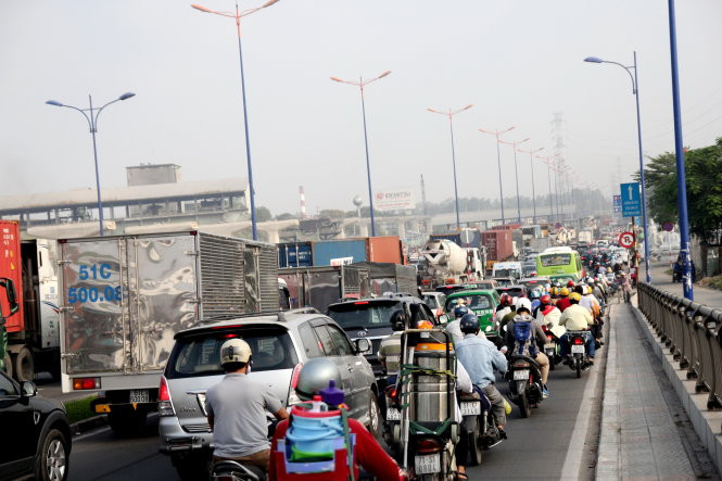 Tại Xa lộ Hà Nội sáng nay (16/1) xảy ra tình trạng kẹt xe nghiêm trọng. Hàng ngàn xe bốn bánh và xe hai bánh xếp hàng dài trên đường, kéo dài 4 - 5km, nhích từng chút một ở cả hai hướng.