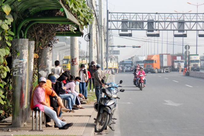 Khách mòn mỏi chờ xe buýt trên xa lộ Hà Nội.
