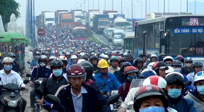 Vào giờ cao điểm, người dân khổ sở trên đường đến chỗ làm.