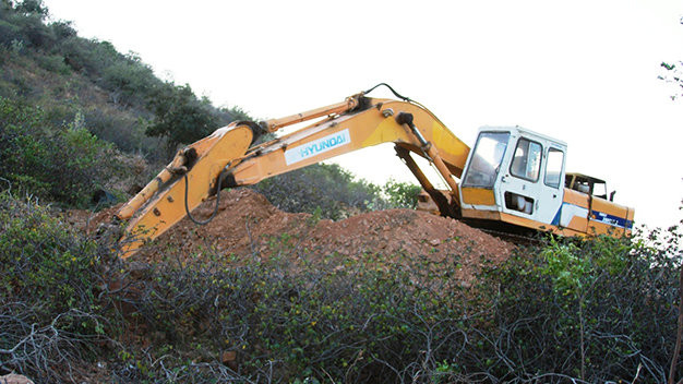 Trong đợt gia hạn thứ 5 (từ 1/1 đến 31/12 năm 2014), đơn vị tìm kiếm đã cho 7 đợt nổ mìn với 372 mũi khoan với tổng lưu lượng thuốc nổ là 1.890 kg nhưng vẫn chưa thấy dấu hiệu có kho báu trong lòng núi. Các thiết bị thăm dò như khoan, đào đều được ông Tiệp triển khai với những phương pháp hiện đại.