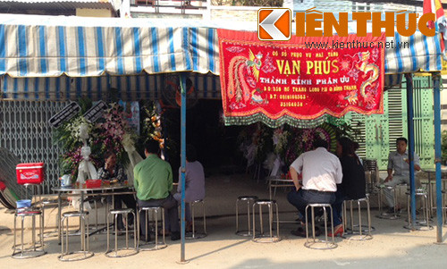 5. Nữ sinh lớp 6 tử vong sau khi bị cô giáo phạt. Ngày 9/1, ông Tạ Tân - Trưởng phòng giáo dục quận Tân Phú (TP HCM) cho biết, trong tiết học môn Công nghệ vào chiều ba ngày trước, em Phước Hải và một số học sinh lớp 6/7 được cô Thảo Vy gọi lên kiểm tra bài cũ. Do không thuộc bài nên Hải bị cô giáo phạt bằng cách dùng thước đánh vào mông. Nữ sinh bị ngã ngay trên bục trả bài sau vài roi của cô giáo bộ môn. Tưởng cô bé giả vờ, giáo viên yêu cầu các bạn nam trong lớp lên dìu Hải xuống chỗ thì mới biết nữ sinh đã ngất xỉu.