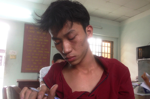 Hai đối tượng nói trên là thủ phạm trộm chiếc ví có giấy tờ tùy thân cùng 50 triệu đồng và chiếc máy đo cự ly đánh golf (trị giá hơn 1200USD) trên xe ô tô của ông Trần Du Lịch vào sáng sớm cùng ngày tại trạm xăng dầu Phương Mai, trên XLHN phường Phước Long A, quận 9.