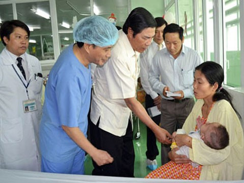 Tuy nhiên, trao đổi với báo chí, ông Nguyễn Quốc Triệu - Trưởng ban Bảo vệ sức khỏe Trung ương, đã phủ nhận thông tin này. “Ông Nguyễn Bá Thanh chưa về nước, chiều qua tôi vừa nói chuyện. Ông Thanh vẫn tiếp tục điều trị bên Mỹ. Lúc nào về nước là do gia đình và bác sỹ bên đó cân nhắc", ông Triệu nói.