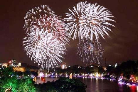 Từ chập tối, người dân Sài Gòn đã đổ ra đường đi xem pháo hoa năm mới. Ở TP HCM, có 2 địa điểm bắn pháo hoa là tòa nhà Bitexco và Công viên nước Đầm Sen. Giao thừa Tết dương lịch năm nay, Hà Nội không tổ chức bắn pháo hoa.
