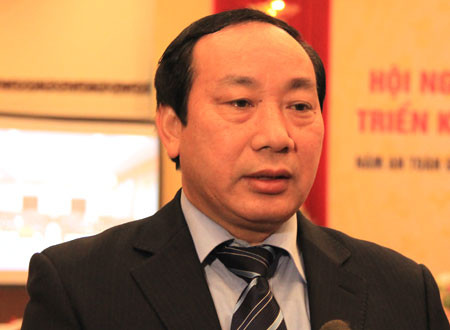 3. Thứ trưởng Bộ GTVT nhắn tin “chuyện tiền nong”, Bộ thanh tra đột xuất. Ngày 24/1, trao đổi về hướng xử lý của Bộ GTVT đối với việc Thứ trưởng Nguyễn Hồng Trường bị cho là nhắn tin qua lại “chuyện tiền nong” với một chủ doanh nghiệp, Bộ trưởng Ðinh La Thăng cho biết: “Bộ GTVT đã thành lập đoàn thanh tra để thanh tra việc đấu thầu vừa rồi (gói thầu RAI/CP1, dự án VRAMP). Còn chuyện tin nhắn là chuyện cá nhân với cá nhân. Thứ trưởng Trường cũng báo cáo không có chuyện đó nên bộ không có ý kiến”.