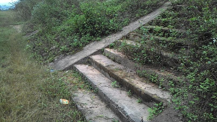 Công trình kè sông Son (Sơn Trạch, Bố Trạch, Quảng Bình) dài 3,6km, trị giá hơn 50,4 tỷ đồng nhưng giờ chỉ thấy cỏ mọc um tùm, nhiều đoạn sạt lở chỉ còn lại những cục đá trơ trọi.
