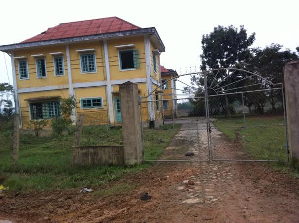 Cách Trung tâm du lịch Phong Nha – Kẻ Bàng không xa là Phòng khám đa khoa Phong Nha, hiện trong tình trạng hoang tàn, đổ nát, ai nhìn cũng xót xa.