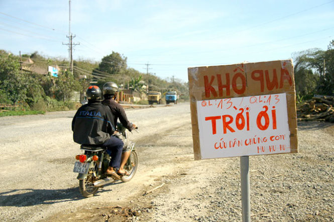 Người dân tại đây còn viết các dòng chữ kêu cứu trên tấm bảng cắm ngay giữa đường cùng với một băngrôn in dòng chữ cảnh báo: “Ngày 17/1/2015, toàn dân sẽ chặn đường quốc lộ 13, các xe xin lưu ý: vì đường quá bụi”... Ngày 13/1, lãnh đạo UBND tỉnh Bình Phước đã họp khẩn về dự án quốc lộ 13 thi công kéo dài gây bụi mịt mù.