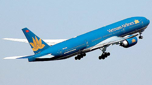9. Máy bay Vietnam Airlines hạ cánh khẩn cấp cứu một trẻ em. Hãng hàng không Vietnam Airlines (VNA) cho biết, Chuyến bay VN1203 ngày 14/1 từ Hà Nội đi Cần Thơ phải hạ cánh khẩn cấp tại Đà Nẵng để cấp cứu cho hành khách là trẻ nhỏ, dưới 2 tuổi bị sốt cao và co giật. Em bé quốc tịch Trung Quốc, đi cùng bố mẹ. Cơ trưởng quyết định cho máy bay hạ cánh khẩn cấp tại sân bay Đà Nẵng lúc 16h10 để cấp cứu cho hành khách. Em bé sau đó đã được bố mẹ và nhân viên VNA trực tại sân bay Đà Nẵng đưa vào bệnh viện cấp cứu.