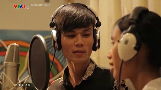 1. Lùm xùm vụ vợ chồng hát rong lên sân khấu Sao Mai Điểm hẹn. Câu chuyện cảm động về vợ chồng hát rong trên sân khấu Sao Mai Điểm hẹn phát sóng trong chương trình Điều ước thứ 7 ngày 10/1 trên VTV3 đã lấy đi nhiều nước mắt của khản giả. Tuy nhiên sau đó, một số nguồn tin cho biết câu chuyện trên có nhiều thông tin sai sự thật đã khiến dư luận hoang mang, bức xúc tuần qua.