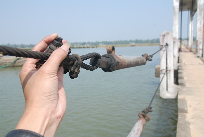 Trước kiến nghị của người dân và chính quyền sở tại, công ty khai thác thủy lợi Quảng Nam đầu tư gần 50 triệu đồng để xây dựng trụ và kéo dây cáp 2 bên thành để đảm bảo an toàn. Nhưng do dây thưa và nhỏ nên cầu vẫn rất yếu.