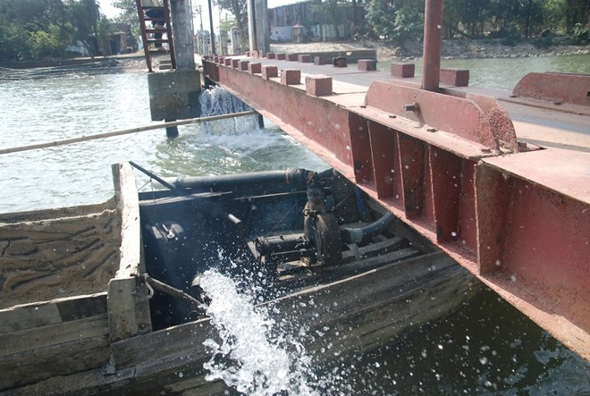 Tàu thuyền qua lại khu vực này cũng rất khó khăn, chỉ những thuyền nhỏ mới chui lọt.