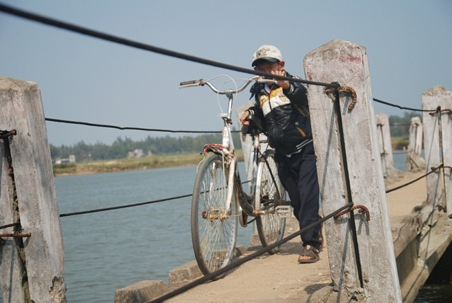 Hàng trăm học sinh cấp 1 dắt xe qua cầu này để đến trường.