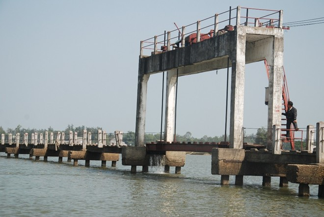 Vào tháng 9/2009, đôi bạn trẻ đi qua cầu này để gửi thiệp mời đám cưới, gặp mưa to, gió lốc nên cả 2 bị hất văng xuống sông Trường Giang, tử vong. Chưa tròn 1 tháng sau, ở đây lại chứng kiến cái chết của vợ anh Ba Đạo, nhà sát chân cầu.