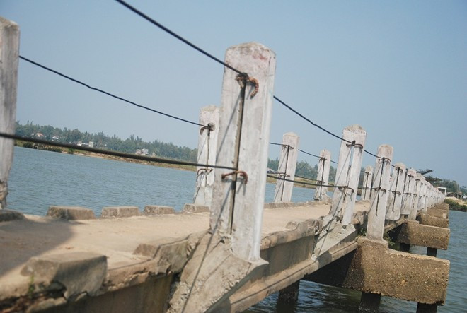 Chiều ngang chỉ 0,8 m, đủ cho 2 người đi bộ tránh nhau, 2 bên mạn bê tông cốt thép đã bong tróc.