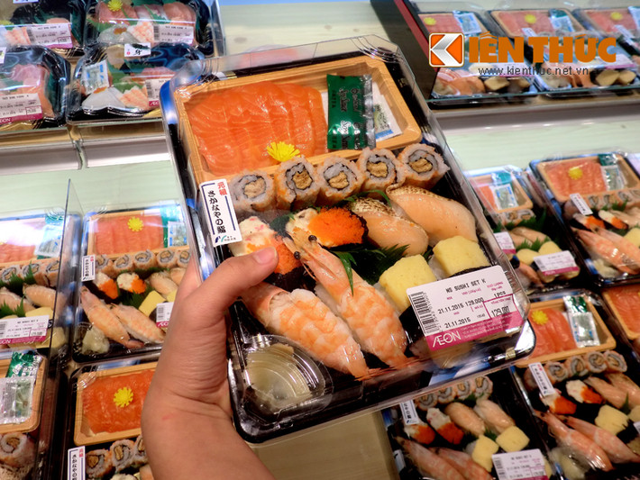Một xuất sushi đầy đặn với giá 129.000 đồng.