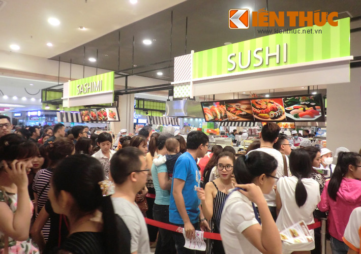 Chi từ 99.000 - 129.000 đồng cho các xuất sushi, sashimi và nhiều thực phẩm khác, nhiều người sẵn sàng chen chấn, đứng xếp hàng khá lâu để mua được loại món ăn hoặc thực phẩm Nhật tươi sống trong trung tâm thương mại Aeon Mall Long Biên (Hà Nội).