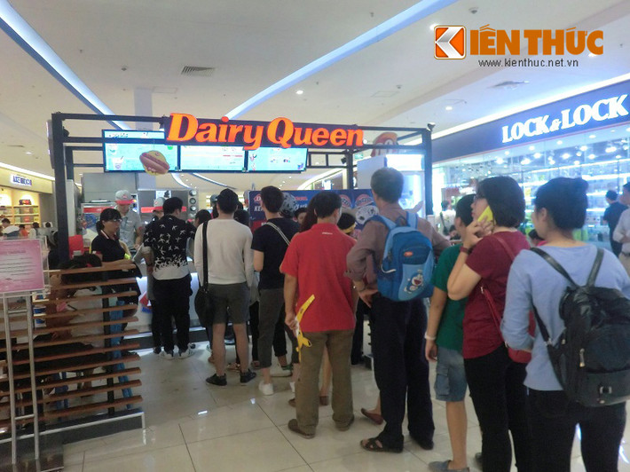 Ngoài các loại thực phẩm kể trên, nhiều thực khách kiên nhẫn xếp hàng thử món kem úp ngược Mỹ với giá từ 44.000 đồng/hộp kem (loại mini).