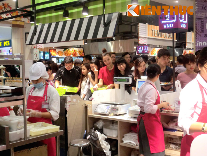 Bạn Lan Hương (25 tuổi, nhân viên kế toán) chia sẻ: "Trung bình các xuất sushi ở ngoài bán cũng từ 140.000 đồng, trong khi giá ở đây chỉ có 129.000 đồng, chịu khó xếp hàng là mua được món đồ rẻ".