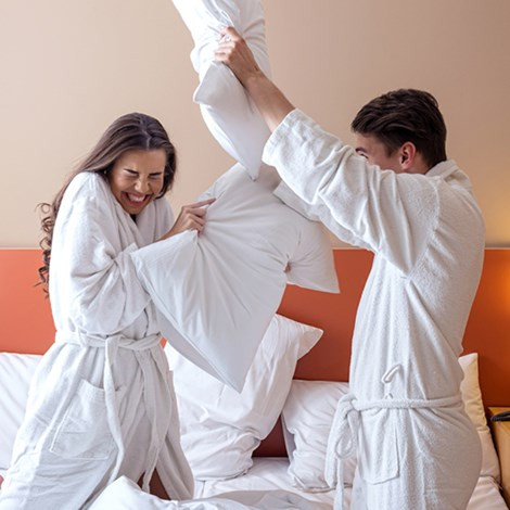 Họ tập trung vào điều tích cực. Tập trung vào những việc tốt mà chàng/nàng đã làm được cho bạn. Nếu hôm nay cô ấy có một thí nghiệm mới, nó khiến bạn rất hài lòng, hãy đề cao chuyện đó. Cách chàng sử dụng bàn tay mát xa khiến bạn sung sướng, hãy tâng bốc chàng một chút về sự tiến bộ đó.
