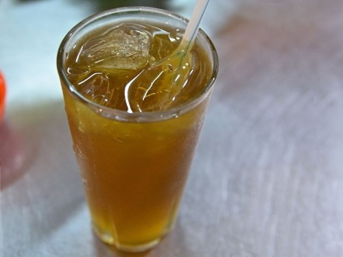 3. Sâm. Gọi là sâm nhưng thực tế món nước giải khát có màu nâu đậm này không hề chế biến từ sâm. Có thể vì tác dụng giải nhiệt, tăng lực tốt như thần dược sâm quý mà người ta vì thức uống ấy như sâm, lâu rồi thành tên gọi.