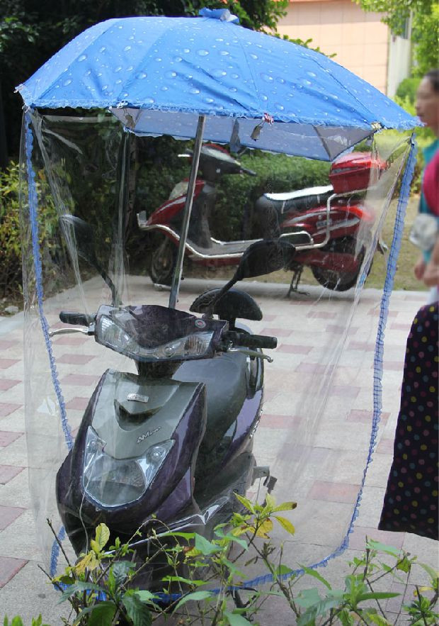Ngoài ra, nhiều sản phẩm chống mưa rét mùa đông "không đụng hàng" cũng được rao bán. Một chiếc ô kèm áo mưa dành cho xe máy. Tuy nhiên, có khách hàng cho rằng việc sử dụng chúng có thể gây cản trở giao thông.