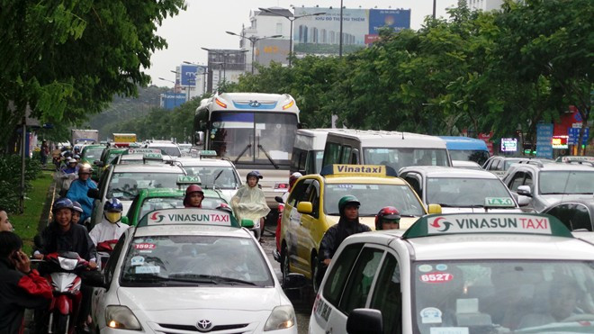 Hơn 15h chiều nay, mưa kèm gió mạnh xuất hiện tại nhiều quận huyện của TP HCM, khiến mọi ngả đường ùn tắc. Riêng đường vào sân bay Tân Sơn Nhất bị ùn lại đáng kể khiến các phương tiện xếp hàng dài hơn 500 m. Người đi xe máy phải len lỏi qua những khoảng trống nhỏ để thoát ra ngoài.