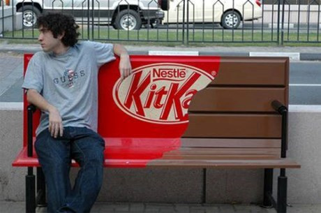 Chiếc ghế ngồi giống như thanh socola của Kitkat bóc dở.
