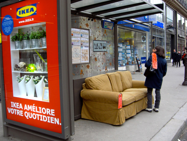 Thay vì rầm rộ quảng cáo, hãng đồ Ikea mang luôn chiếc ghế êm ái của mình ra bến xe bus và chờ khách hàng trải nghiệm sản phẩm trong thời gian chờ đợi.