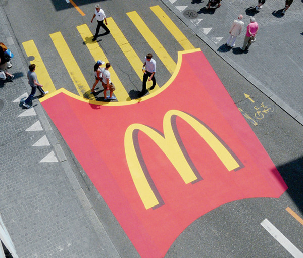 McDonalds luôn biết gây sự chú ý ở bất cứ đâu, thậm chí, sáng tạo hình ảnh dựa trên ý tưởng những vạch sang đường.