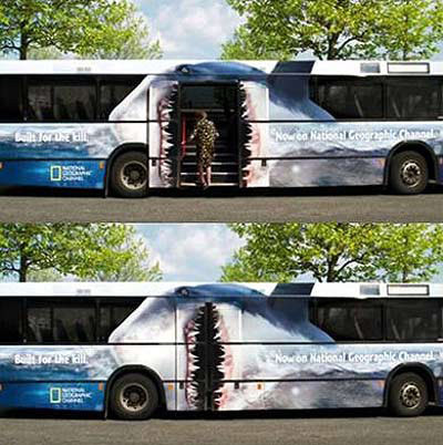 Biển quảng cáo trên xe bus khá độc, hành khách giống như bị nuốt chửng vào miệng cá mập.