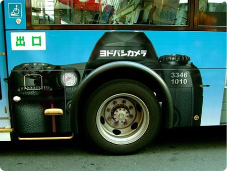 Một chiêu quảng cáo trên xe bus rất thông minh.