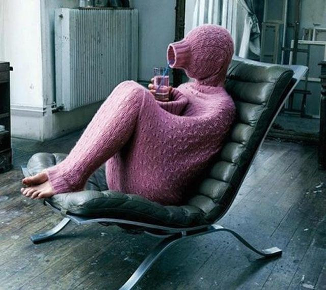 Nhiều người đã đi mua đồ giữ ấm mùa đông khi Hà Nội trở lạnh đột ngột. Tuy nhiên, không phải ai cũng đủ dũng cảm để mặc chiếc áo len có thiết kế như thế này.