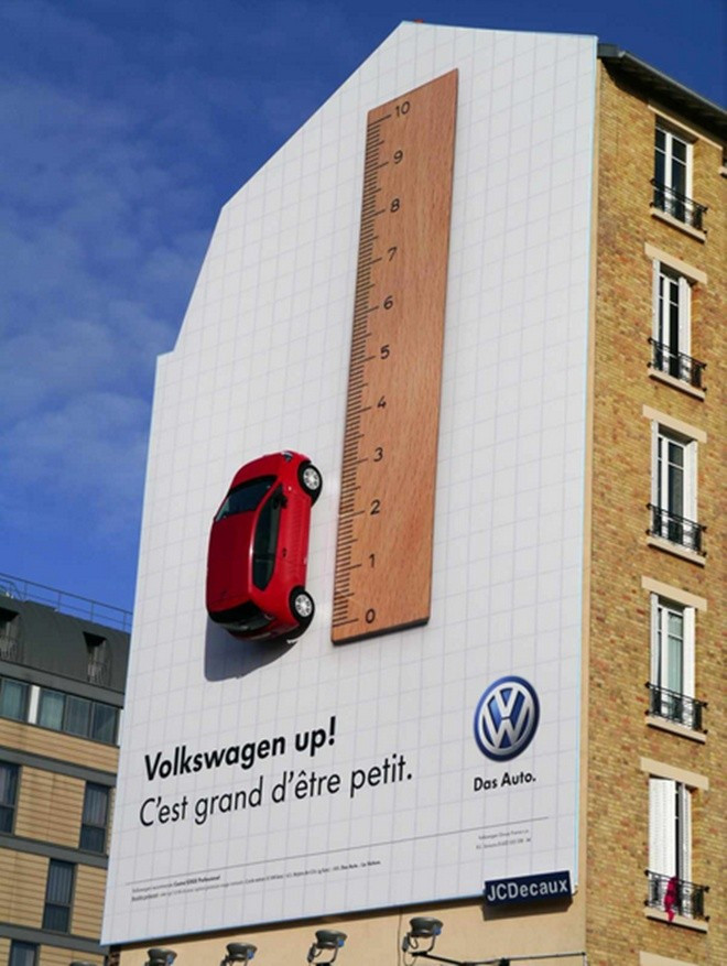 Hãng xe Volkswagen mang cả mô hình xe treo lên tường để quảng cáo.