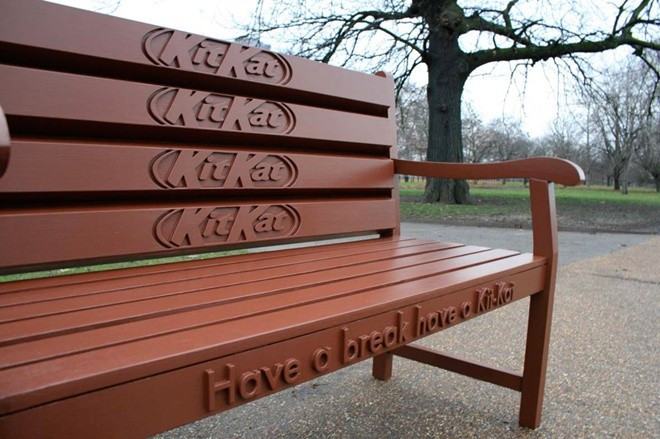 Chiếc ghế được sơn màu và tạo hình giống hệt thanh socola Kitkat.