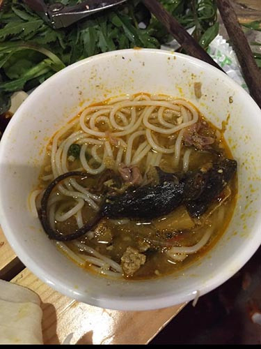 Thực chất đây là một con chuột đã chết trong nồi lẩu. Nhà hàng Lẩu Cua 245 cũng đã xác nhận có sự việc này và xin lỗi khách hàng, yêu cầu nhân viên kiểm tra quy trình chế biến.