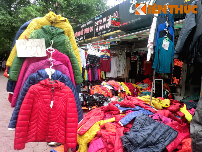 Nhiều cửa hàng nhanh nhạy đã trưng biển bán hàng đồng giá 120.000 - 130.000 đồng, đánh vào "phân khúc" khách hàng bình dân.