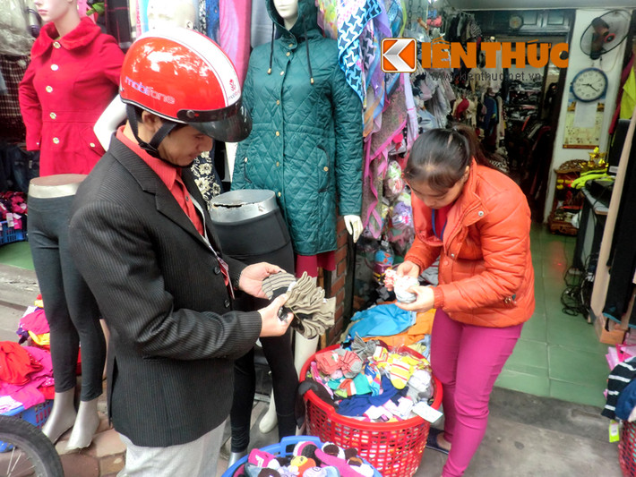 Ngoài mặt hàng quần áo, nhiều món đồ giữ ấm như khăn, tất, mũ... cũng rất chạy hàng. Một khách hàng nam dừng lại mua tất ấm. Giá của những món đồ này dao động từ 8.000 - 35.000 đồng.