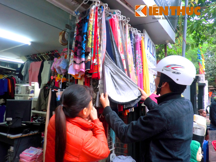 Một khách hàng đang lựa chọn khăn len giữ ấm. Giá của sản phẩm dao động từ 120.000 - 300.000 đồng/chiếc.