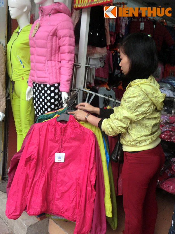 Theo một chủ cửa hàng trên đường Tô Hiệu (Cầu Giấy): "Thời tiết lạnh có kèm mưa thì dòng áo gió bán chạy nhất. Giá áo từ 120.000 - 360.000 đồng/chiếc".