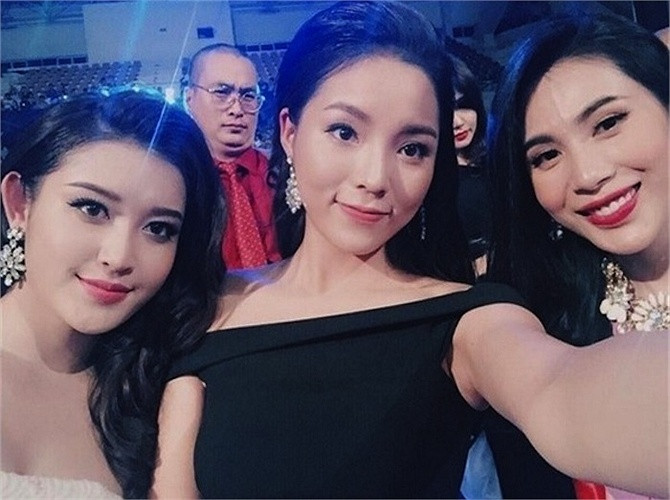 ... hay không thì chiếc cằm của Kỳ Duyên đều nhọn và gương mặt cô cũng thon gọn hơn nhiều.