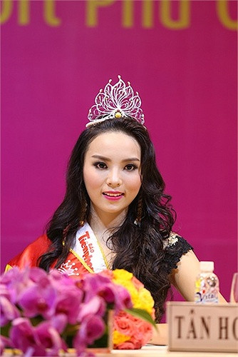 Nguyễn Cao Kỳ Duyên đăng quang ngôi Hoa hậu Việt Nam 2014.